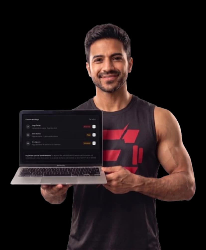 Entrenador mostrando el panel de clientes en riesgo de Synapfit en su laptop