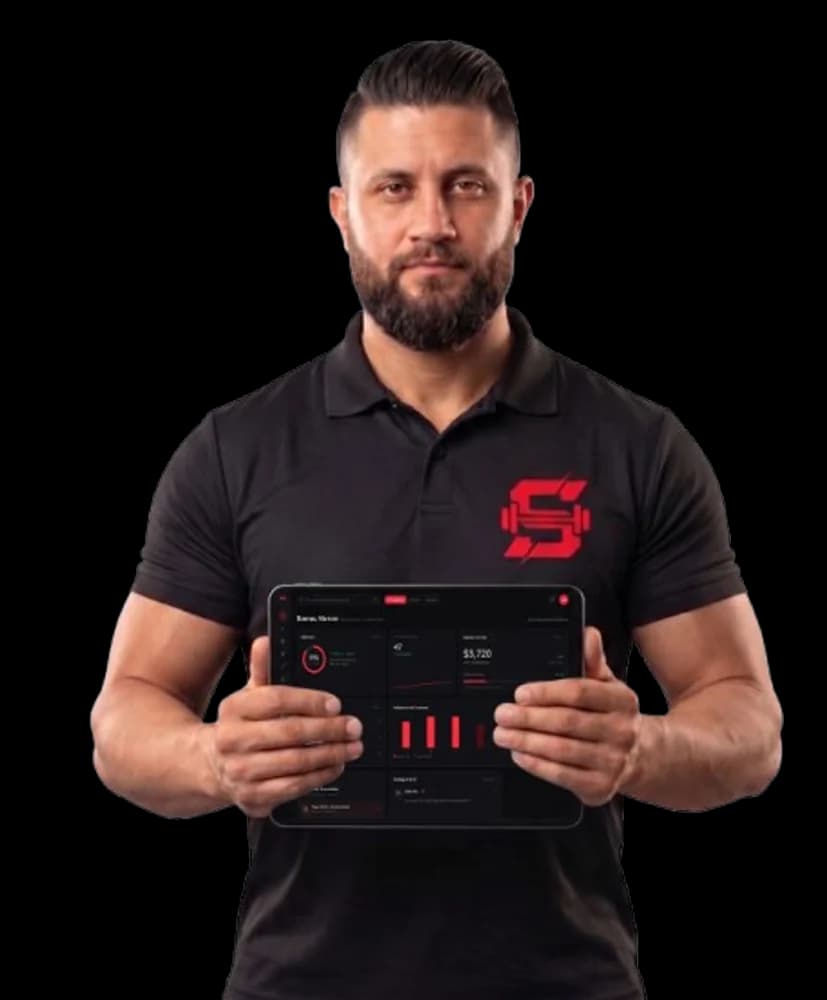 Dueño de gimnasio mostrando el panel de Synapfit en una tablet